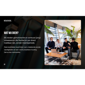 Een donkere pagina met de kop wat wij doen, en een foto van vier mensen in overleg.