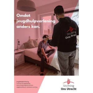 Cover met omdat jeugdhulpverlening anders kan, en een begeleider die zijn hand uitsteekt naar een jongen op bed.