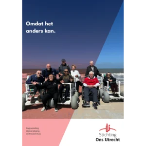 Cover met omdat het anders kan, en een groep ouderen op strandrolstoelen aan zee.