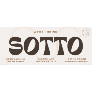 De naam Sotto in donkerbruin, met we're hiring erboven en een oproep voor barista's en bakkers eronder.